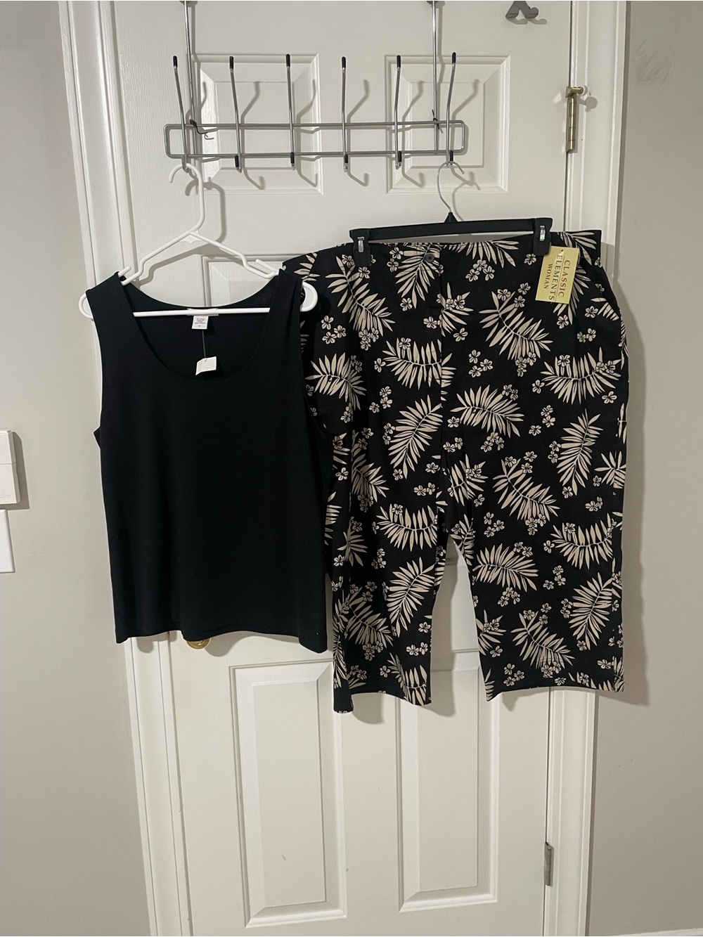 Black Floral Print Capri Pants - Women 24w 2x Joan Vass tank